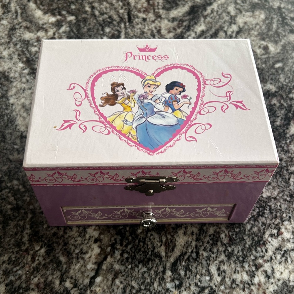 Vintage Disney princess musical jewelry box‎